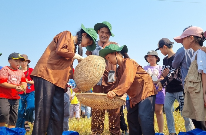 Trải nghiệm cuộc sống thôn quê qua các hoạt động sản xuất nông nghiệp ở huyện Mộ Đức (Quảng Ngãi). Ảnh: ĐN.