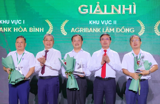  Chủ tịch HĐTV Agribank Phạm Đức Ấn và Chủ tịch Hội đồng quản trị Bảo hiểm Agribank Nguyễn Tiến Hải trao giải có các đơn vị đạt thành tích. Ảnh: ABIC.