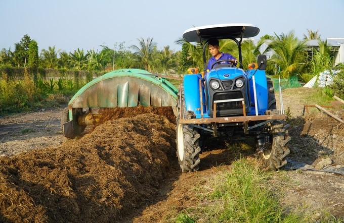 Model of utilizing straw to make organic fertilizer at New Green Farm Cooperative, Can Tho City. Photo: Kim Anh.