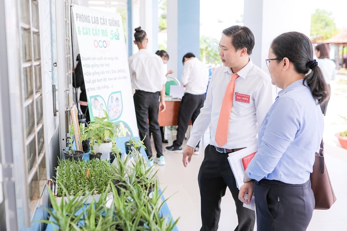 Đại biểu tham quan sản phẩm cây giống công nghệ cao của HTX Kim Phát tại đại hội thành lập. Ảnh: Minh Đảm.