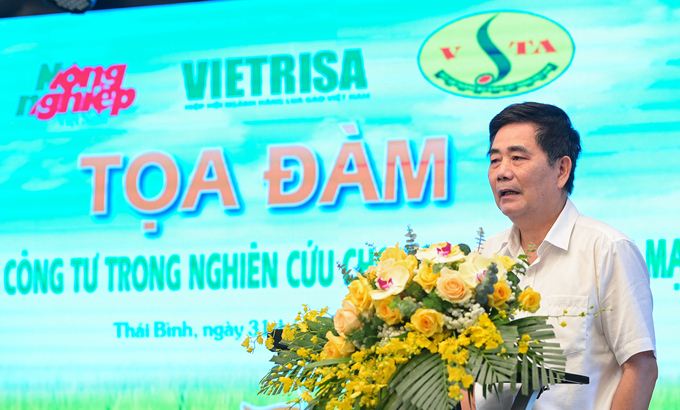 Mr. Cao Duc Phat, former Minister of Agriculture and Rural Development, Chairman of the Board of Directors of IRRI spoke at the seminar. Photo: Tung Dinh.