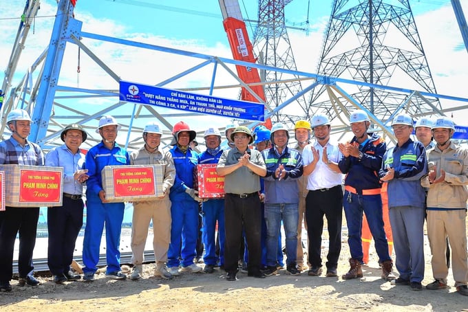 Thủ tướng Phạm Minh Chính thăm hỏi, tặng quà cho người lao động tại công trường thi công đường dây 500kV mạch 3 Quảng Trạch - Phố Nối (Hưng Yên). Ảnh: TTCP.