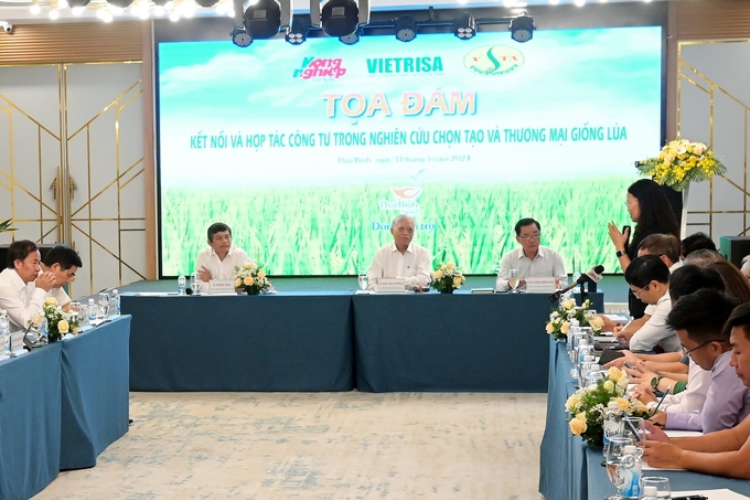 Mr. Bui Ba Bong (middle), Chairman of Vietnam Rice Industry Association (VIETRISA), Mr. Tran Manh Bao (right), Chairman of Vietnam Seed Trade Association (VSTA) and Mr. Tran Cao , Deputy Editor-in-Chief of Vietnam Agriculture Newspaper moderated the forum. Photo: Tung Dinh.