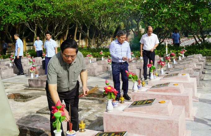 Thủ tướng Phạm Minh Chính dâng hương lên các phần mộ liệt sĩ tại Nghĩa trang Ba Dốc. Ảnh: N.H