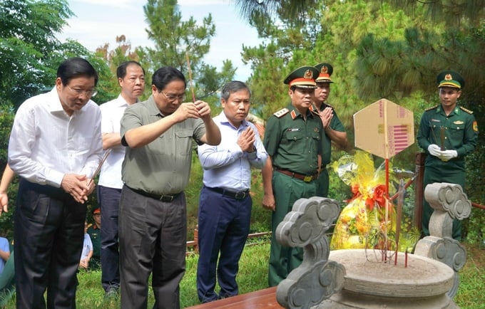Thủ tướng Phạm Minh Chính dâng hương viếng mộ Đại tướng Võ Nguyên Giáp. Ảnh: N.H