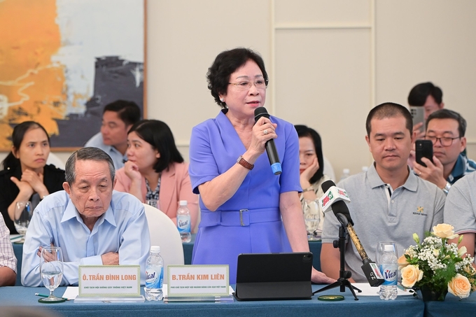 Tran Kim Lien, Chairwoman of the Board at Vinaseed, providing insights into the current legal challenges of collaboration in rice variety research and commercialization. Photo: Tung Dinh.