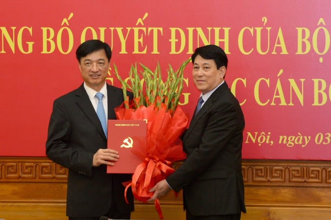 Đại tướng Lương Cường (phải) tặng hoa cho Thượng tướng Nguyễn Duy Ngọc. Ảnh: TTXVN.