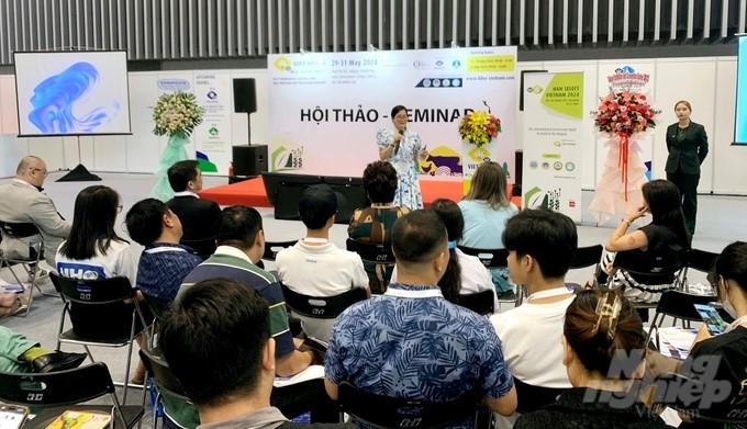 According to Dr. Ha Thuy Hanh, consumers are also paying great attention to the food from livestock and how they live in barn conditions. Photo: Minh Sang.