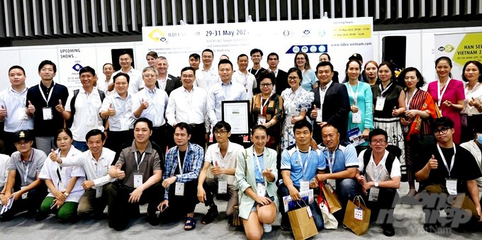 Domestic and international business delegates congratulated San Ha Company on being awarded the farm animal welfare certificate, Humane Farm Animal Care (HFAC), and took souvenir photos at the seminar. Photo: Minh Sang.