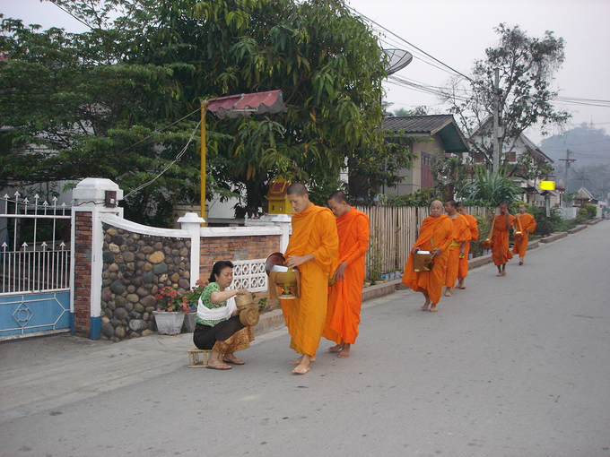 Các nhà sư đi khất thực trên đường phố Luang Prabang, Lào. Ảnh: HAT.