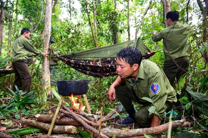 Tranh thủ nấu cơm, nghỉ ngơi trong rừng. Ảnh: Đăng Lâm.