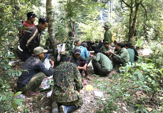 Những bữa cơm trong rừng của nhân viên thuộc Ban quản lý rừng phòng hộ Hà Ra. Ảnh: Tuấn Anh.