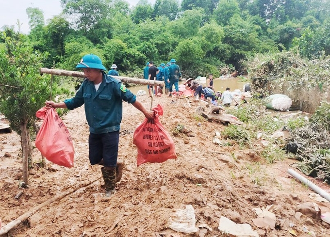 Lực lượng dân quân xã Nam Hòa, huyện Đồng Hỷ, tỉnh Thái Nguyên giúp người dân khắc phục hậu quả thiên tai. Ảnh: Phạm Hiếu.