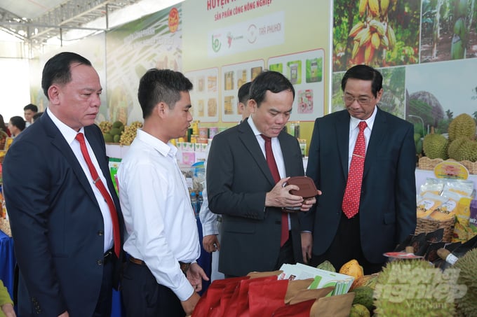 Phó Thủ tướng Chính phủ Trần Lưu Quang và lãnh đạo tỉnh Đồng Nai tham quan các gian hàng trưng bày sản phẩm nông sản thế mạnh của tỉnh Đồng Nai. Ảnh: H.Phúc.
