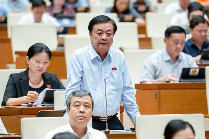 Bộ trưởng Lê Minh Hoan trả lời các câu hỏi liên quan đến an ninh nguồn nước, an toàn hồ chứa tại Quốc hội sáng 4/6. Ảnh: Quốc hội.