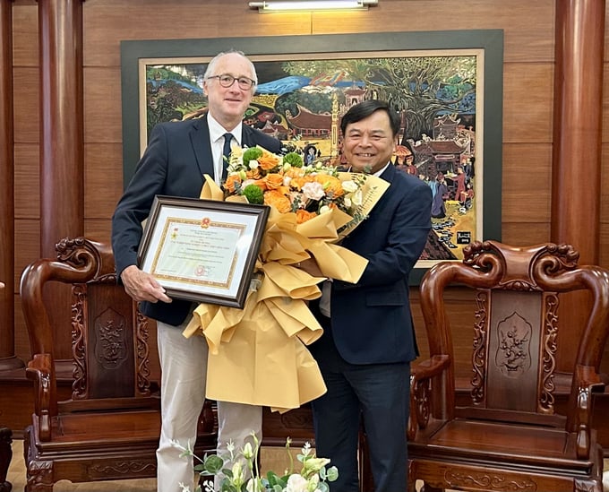 Deputy Minister of MARD Nguyen Hoang Hiep awarded the Commemorative Medal for the Agricultural Development and Rural Development Cause to Mr. Christoph Erich Wilhelm Klinnert to recognize his contributions while serving as the Director of the Mekong Delta Climate Resilience Programme (MCRP) project at GIZ. Photo: Linh Linh.