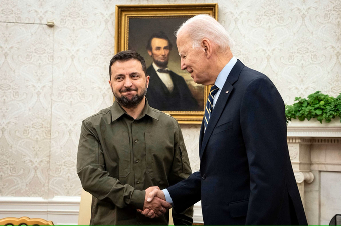 Tổng thống Joe Biden bắt tay Tổng thống Ukraine Volodymyr Zelensky khi chào đón ông đến Phòng Bầu dục tại Nhà Trắng hồi tháng 9/2023. Ảnh: ABC News.