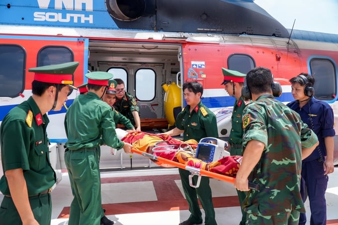 Máy bay trực thăng EC 225 do Trung tá Đỗ Hoàng Hải làm cơ trưởng đã đưa bệnh nhân về tới TP.HCM điều trị. Ảnh: BVCC.