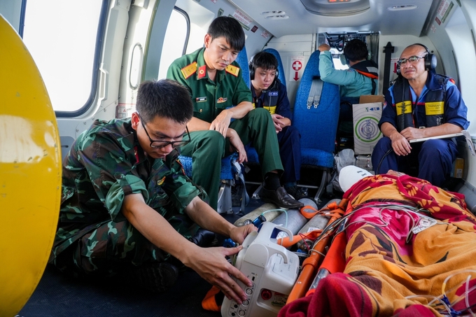 Tổ Cấp cứu đường không Bệnh viện Quân y 175 do Đại úy Đinh Văn Hồng làm tổ trưởng tiến hành bù dịch, giảm đau cho bệnh nhân. Ảnh: BVCC.