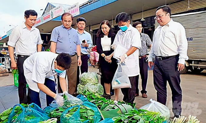 Đoàn kiểm tra liên ngành ATTP tỉnh Đồng Nai tiến hành lấy mẫu để kiểm tra. Ảnh: H.Phúc.