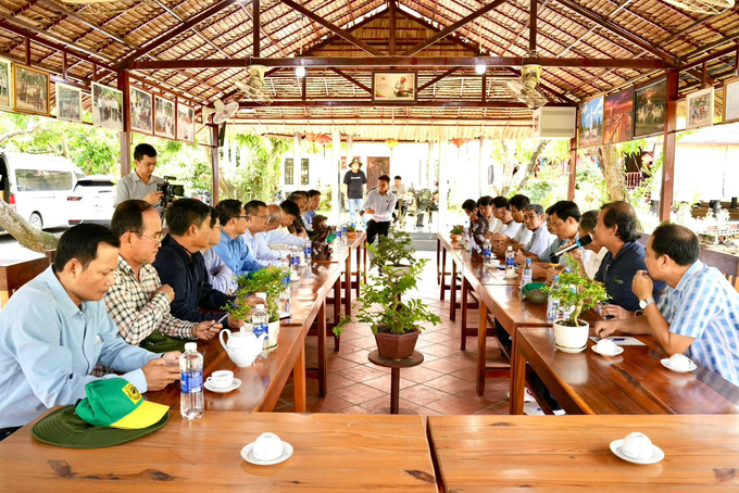 Đoàn công tác của Bộ Nông nghiệp - Lâm nghiệp và Thủy sản Campuchia và tỉnh Tà Keo (Campuchia) đến tham quan, học tập tại Thuận Tân Hội quán ở TP Cao Lãnh (Đồng Tháp). Ảnh: Lê Hoàng Vũ.