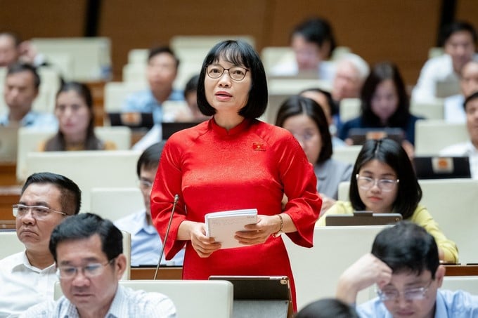 On June 4, Deputy Nguyen Thi Viet Nga questioned the Minister of Natural Resources and Environment about the solution to revive the Bac Hung Hai irrigation system, which is 'dying' due to pollution. Photo: Quang Dung.