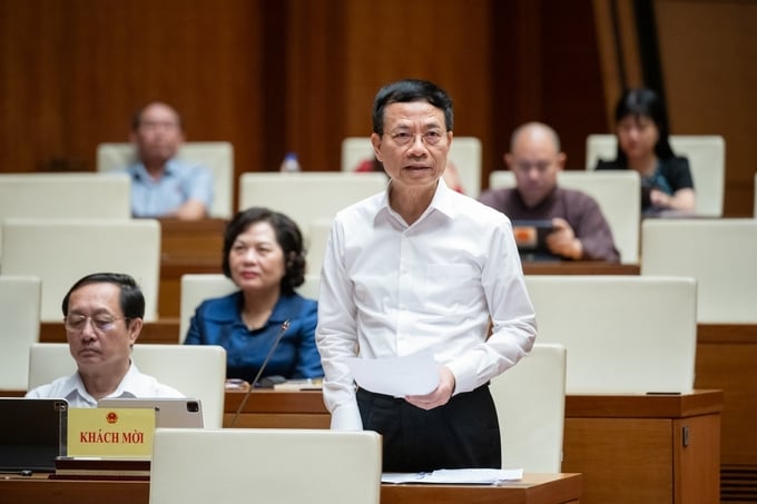 Bộ trưởng Nguyễn Mạnh Hùng trả lời chất vấn. Ảnh: Quốc hội.