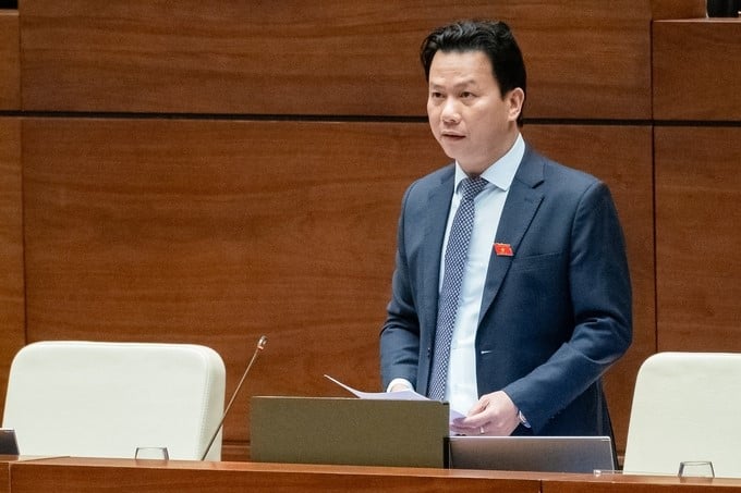 Minister Dang Quoc Khanh answered questions before the National Assembly. Photo: Quang Dung.