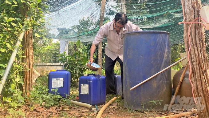 Mr. Nguyen Van Luan shares the secret to composting IMO products. Photo: Tran Trung.