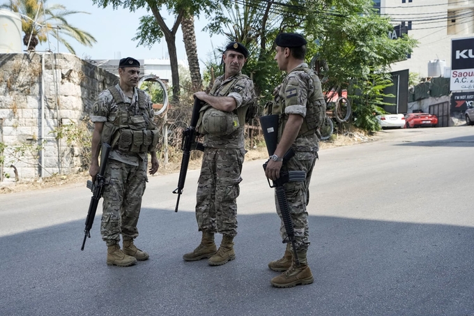 Quân đội Lebanon đứng gác trên con đường dẫn vào đại sứ quán Mỹ ở Aukar, ngoại ô Beirut ngày 5/6. Ảnh: AP.