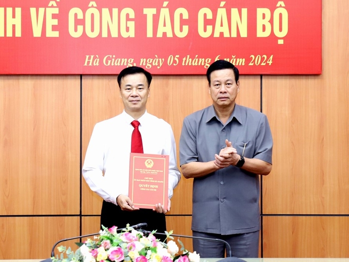 Ông Hoàng Nhị Sơn (bên trái) được bổ nhiệm làm Giám đốc Sở NN-PTNT Hà Giang. Ảnh: KT.