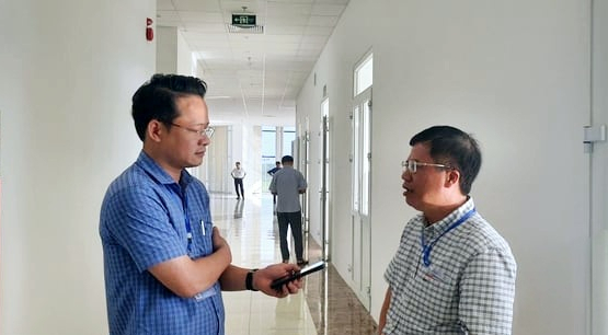 Ông Tống Xuân Chinh (bên phải) - Phó Cục trưởng Cục Chăn nuôi, trao đổi với PV Báo Nông nghiệp Việt Nam sau loạt bài điều tra 'Thủ đoạn mới vận chuyển giống gia cầm Trung Quốc'. Ảnh: Quốc Toản.