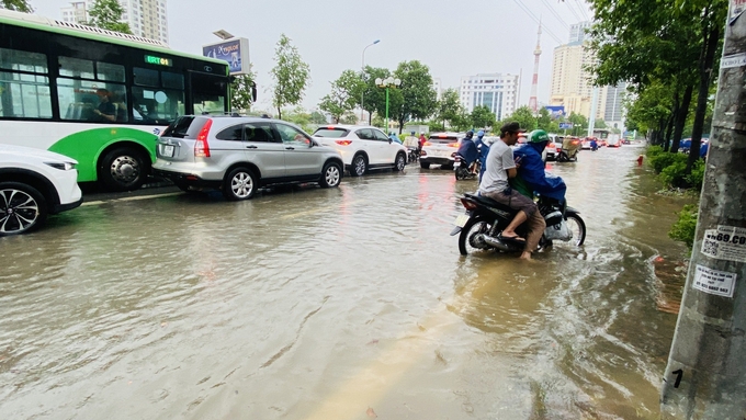 Nhiều người tham gia giao thông tại đường phố Hà Nội sáng nay cảm thấy lo sợ khi liên tục xuất hiện sấm sét. Ảnh: K.T.