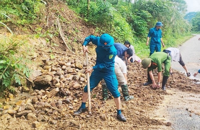 Trận mưa lớn đầu tháng 5 vừa qua tại xã Văn Lang, huyện Đồng Hỷ đã làm sạt lở khoảng 1.000 m3 đất đá từ taluy dương xuống đường. Ảnh: Phạm Hiếu.
