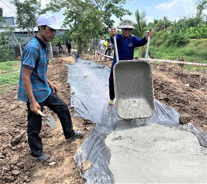 Người dân ấp An Thạnh, xã An Minh Bắc cùng chính địa phương mở các nhánh đường tạm qua các điểm sạt lở, sụt lún đất, tạo điều kiện đi lại thuận tiện và lưu thông hàng hóa, nông sản. Ảnh: Trung Chánh.