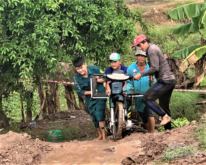 Các tuyến đường giao thông quanh khu vực vùng đệm U Minh Thượng đã xảy ra hàng trăm điểm sạt lở, sụt lún đất, gây khó khăn trong lưu thông của người dân. Ảnh: Trung Chánh.