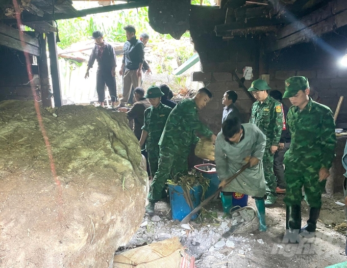 Tảng đá lớn lăn vào nhà dân khiến 1 cháu nhỏ 14 tuổi tử vong. Ảnh: Thiện Ngay.