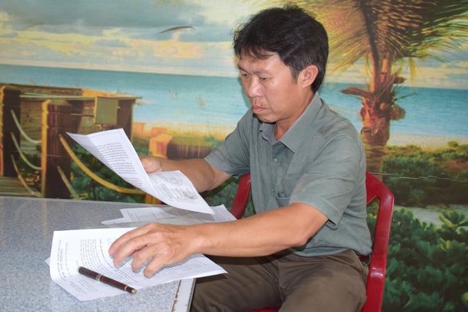 Ngư dân Nguyễn Văn Yên không ngừng gửi đơn kêu cứu đến các cấp ngành chức năng xem xét cho nhận khoản hỗ trợ 1 lần sau đầu tư đóng mới tàu cá để giải bớt gánh nặng nợ nần. Ảnh: V.Đ.T.