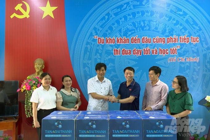 8 máy lọc nước cũng đã được trao tặng cho các trường học tại huyện Đakrông. Ảnh: Võ Dũng.