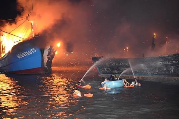 Chiếc tàu BĐ 99799 TS của ngư dân Nguyễn Văn Yên (bìa trái) đang bị cháy lan từ tàu cá neo đậu bên cạnh tại Cảng cá Đá Bạc (thành phố Cam Ranh, Khánh Hòa). Ảnh: ĐT.