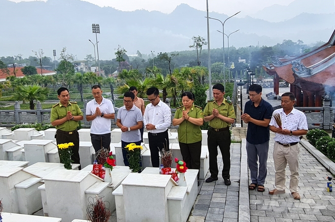 Nhiều đoàn công tác và đồng nghiệp đến thắp nhang tưởng nhớ hai cán bộ kiểm lâm đã hy sinh, nằm lại Nghĩa trang Liệt sỹ Quốc gia Vị Xuyên. Ảnh: Quang Linh.