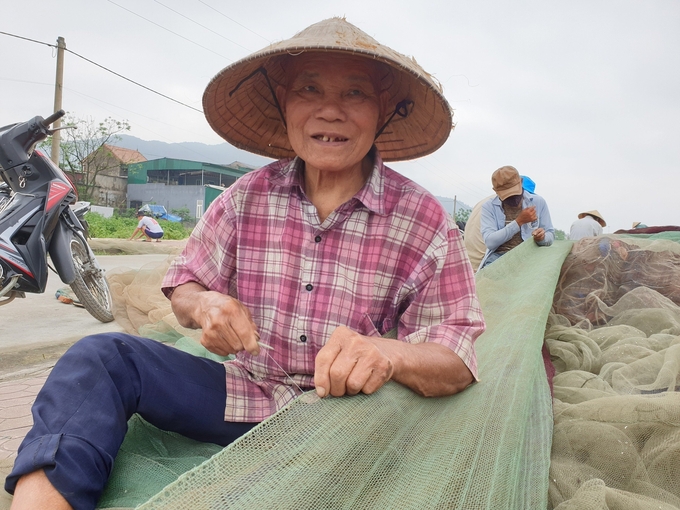 Cùng với việc ngư trường cạn kiệt nguồn lợi hải sản, tình trạng thiếu lao động trẻ làm nghề biển đang là thực trạng đáng lo lắng. Ảnh: Nguyễn Hoàn.