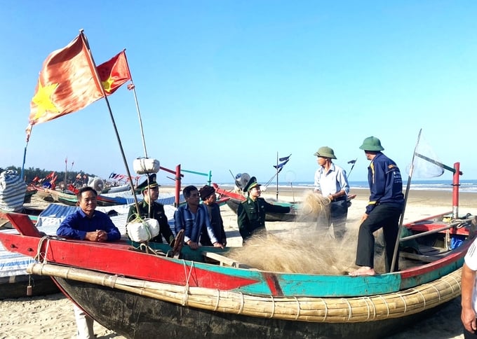 Về lâu dài, cần đẩy mạnh tuyên truyền để nâng cao ý thức của ngư dân đánh bắt hải sản có trách nhiệm. Ảnh: Nguyễn Hoàn.