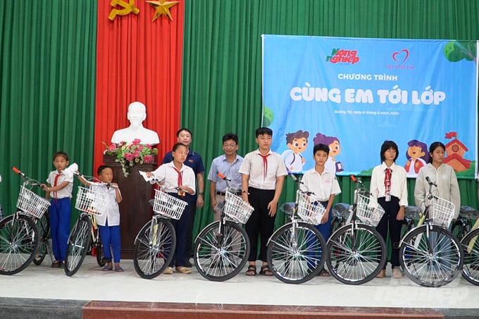 50 chiếc xe đạp đã đến với học sinh khó khăn tại huyện Triệu Phong. Ảnh: Võ Dũng.