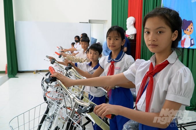 Niềm vui của các em học sinh khi nhận món quà từ Quỹ Thiện tâm - Tập đoàn Vingroup và Báo Nông nghiệp Việt Nam. Ảnh: Võ Dũng.