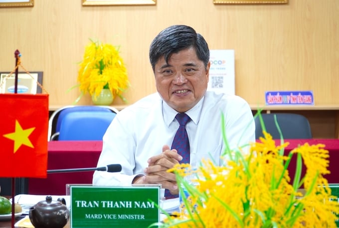Thứ trưởng Trần Thanh Nam kiến nghị đến Tổng Giám đốc IRRI 4 vấn đề ưu tiên hỗ trợ cho ngành nông nghiệp Việt Nam. Ảnh: Kim Anh.