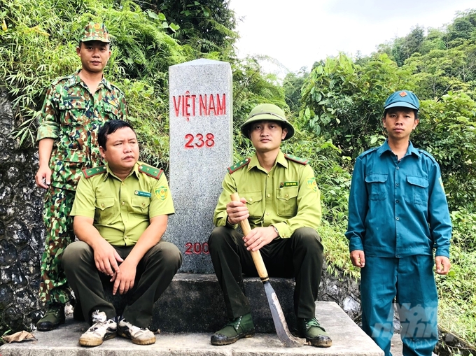 Kiểm lâm viên Trần Văn Khiên (ngồi hàng đầu bên trái) hy sinh trong vụ cháy rừng Tây Côn Lĩnh hôm 26/4.