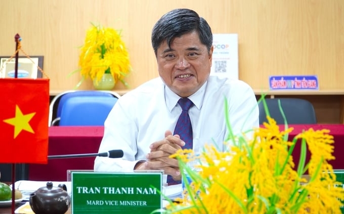 Deputy Minister Tran Thanh Nam proposed four priority issues for support in Vietnam's agricultural sector to the Director General of IRRI. Photo: Kim Anh.