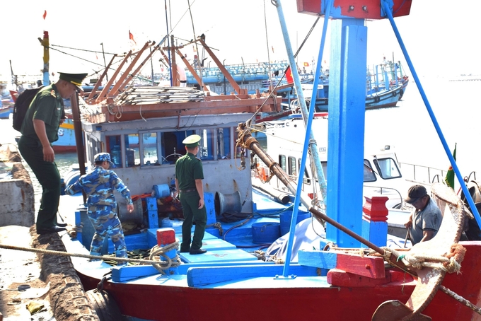 Ngành chức năng Bình Định kiểm tra tàu cá đang neo đậu tại Cảng cá Đề Gi (huyện Phù Cát, Bình Định). Ảnh: V.Đ.T.