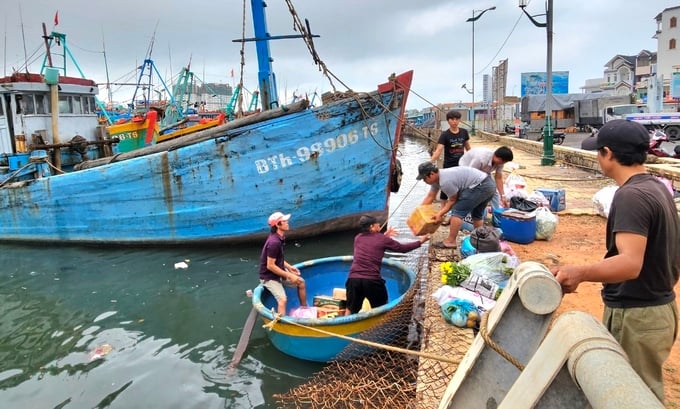 Binh Thuan fishermen preparing provisions to to set sail for the southern fishing season. Photo: KS.